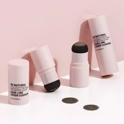 SO NATURAL Hairline Cover Cushion, produit beauté en flacons sur fond clair, maquillage pour retoucher la ligne de cheveux.