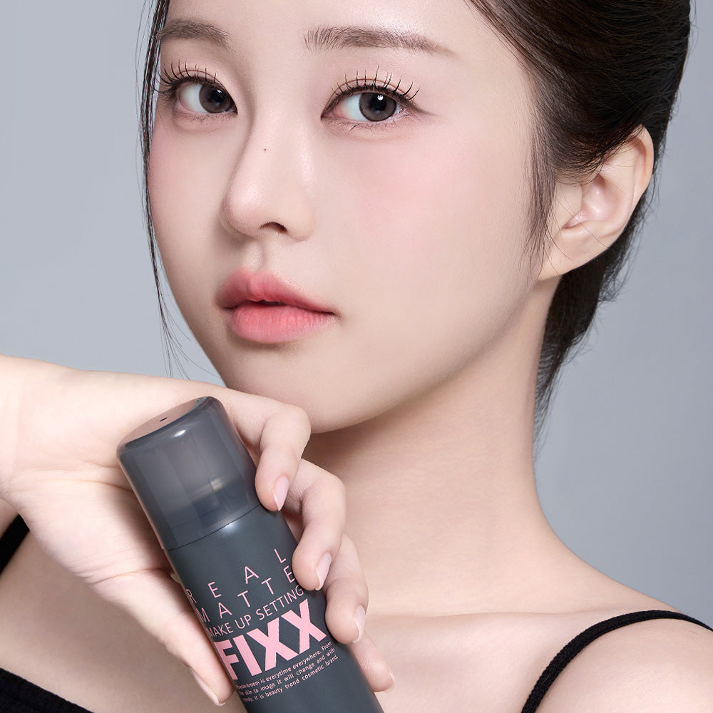 SO NATURAL Real Matte Makeup Setting Fixer 75ml, produit maquillage mat sur fond bleu, visage de femme en gros plan