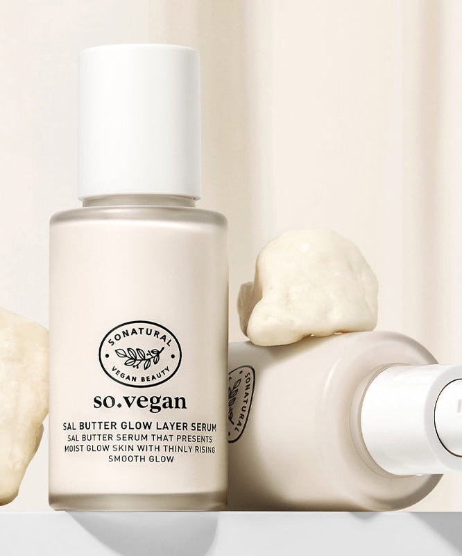 SO NATURAL Sal Butter Blending Serum 50ml, flacon en blanc avec texture beurre de karité, décor salle de bain, SO NATURAL