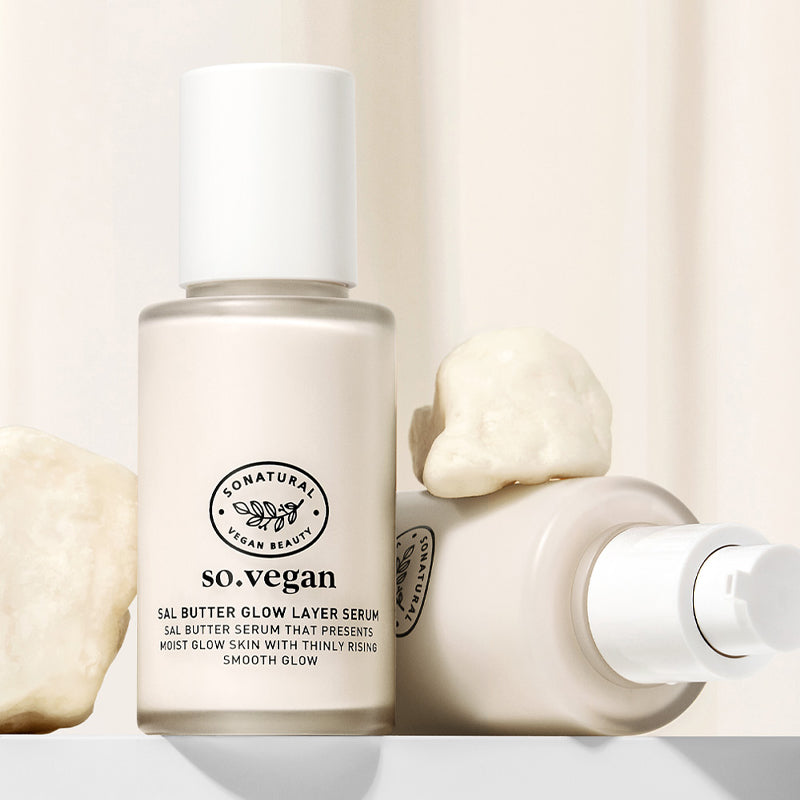 SO NATURAL Sal Butter Blending Serum 50ml, flacon en blanc avec texture beurre de karité, décor salle de bain, SO NATURAL