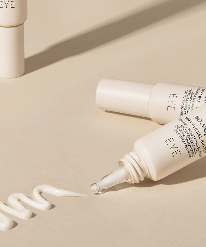 SO NATURAL Soft Eye Sal Butter 30ml : crème contour des yeux, marque sur tube blanc en arrière-plan clair