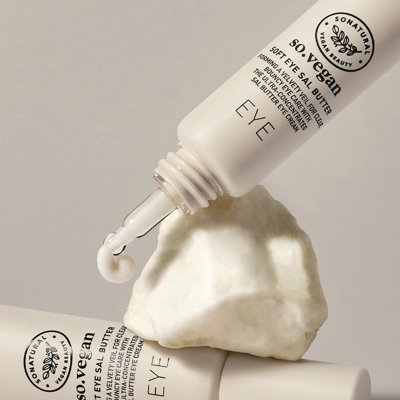 SO NATURAL Soft Eye Sal Butter 30ml de So Natural, crème contour des yeux sur texture blanche, photo produit en studio.