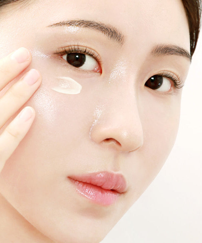 Décris l'image en français : SO NATURAL Soft Eye Sal Butter 30ml de la marque, soin contour des yeux sur visage, texture crème