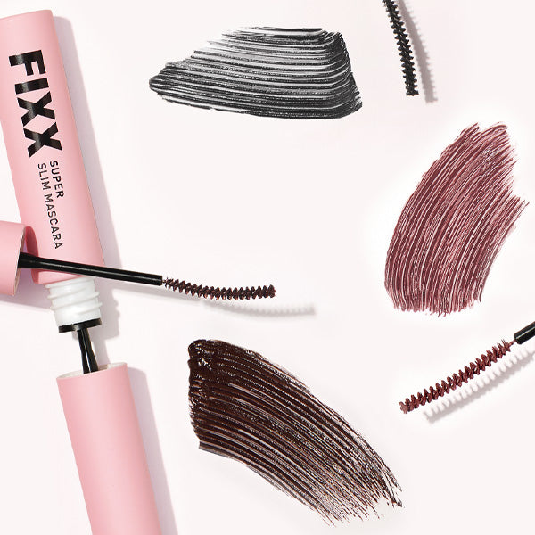 SO NATURAL Super Fix Slim Mascara de la marque SO NATURAL, maquillage des cils sur fond clair, tubes et brosses