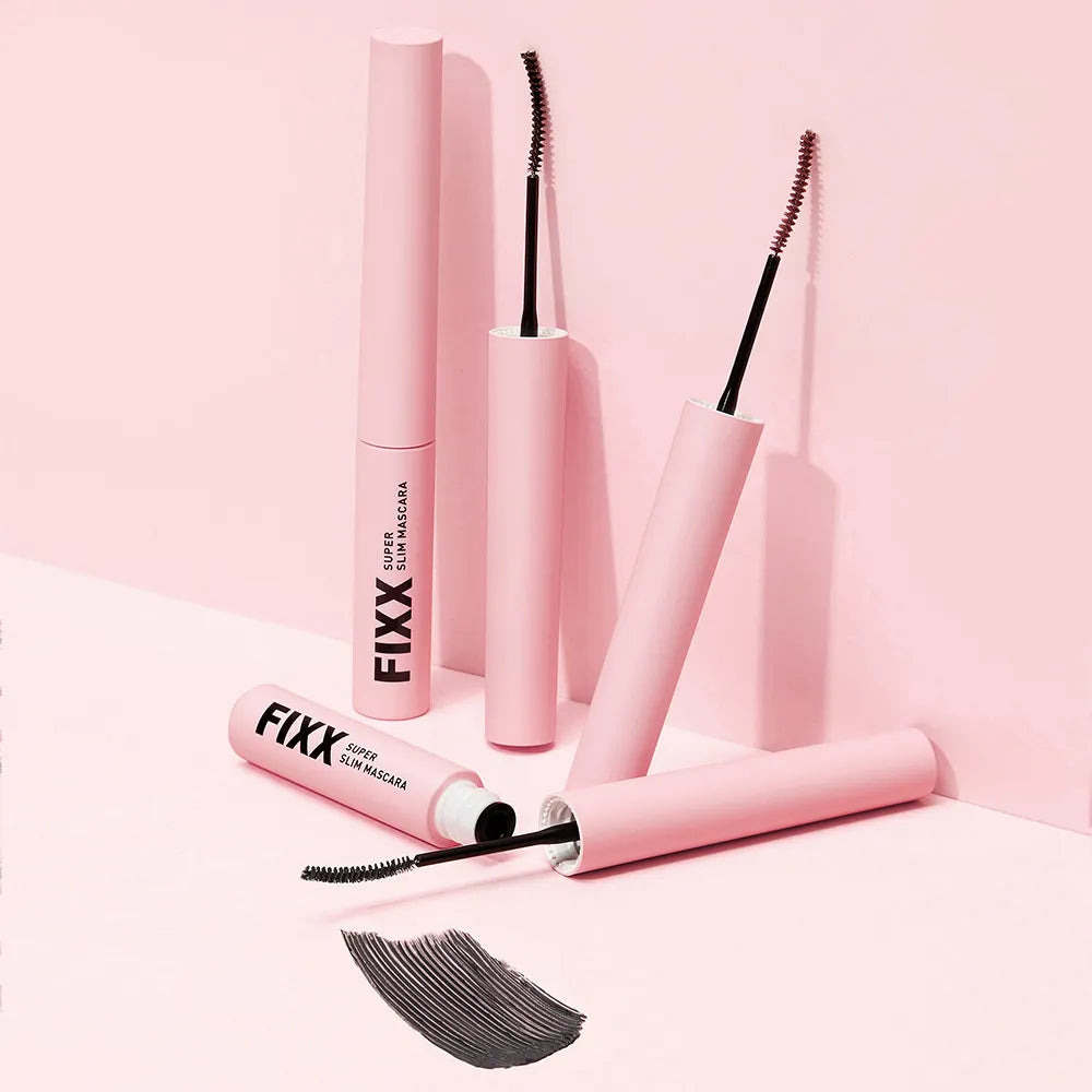 SO NATURAL Super Fix Slim Mascara de la marque SO NATURAL, pack rose sur fond clair, brosse et flacon visibles.