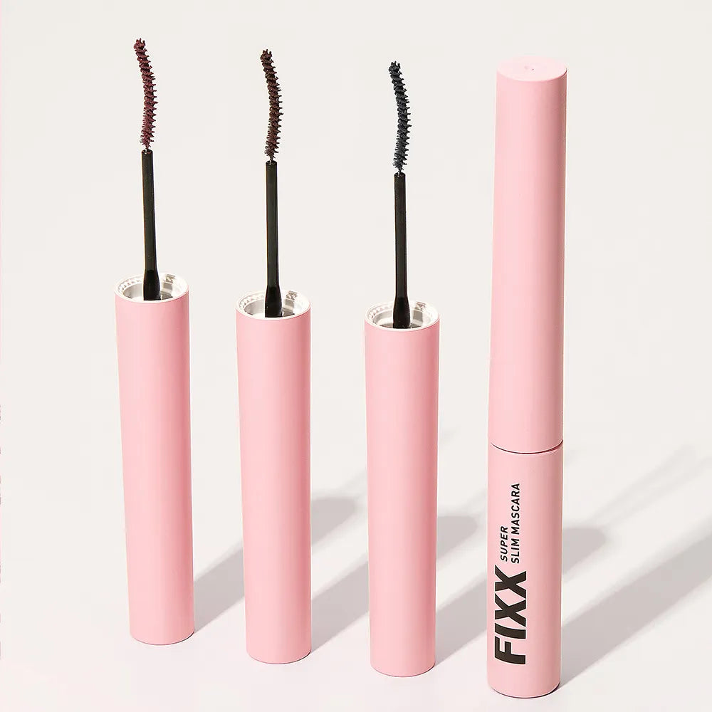 SO NATURAL Super Fix Slim Mascara, tubes rose et brosses mascara sur fond clair, présentation produit maquillage.