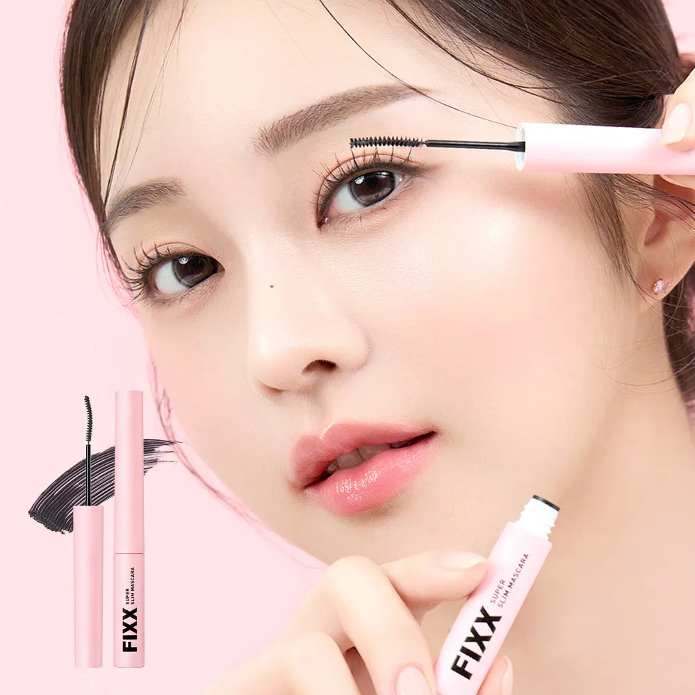 SO NATURAL Super Fix Slim Mascara : gros plan sur un maquillage des cils avec le tube, marque SO NATURAL, fond rose.