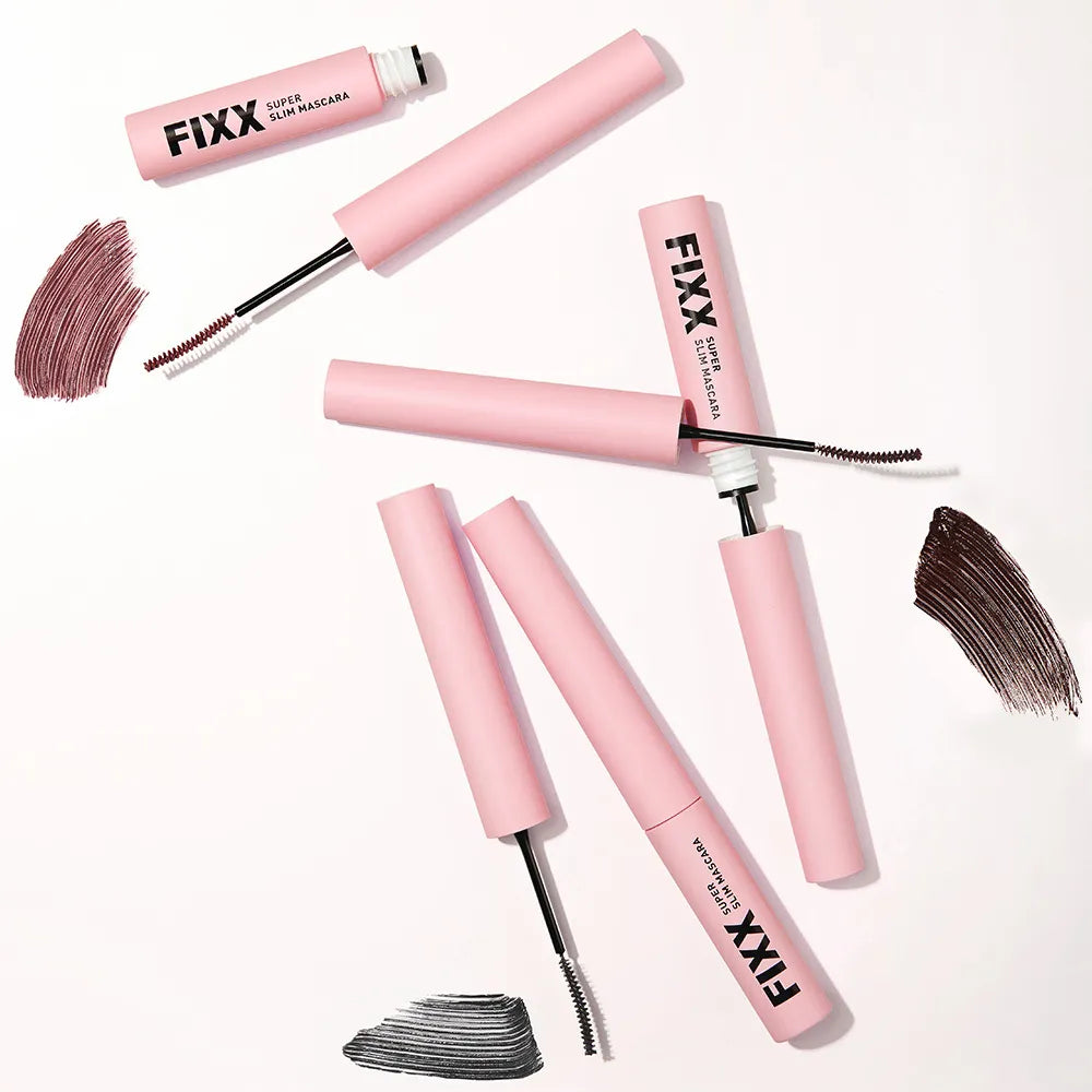 SO NATURAL Super Fix Slim Mascara de la marque SO NATURAL, visuel produit rose sur fond blanc, brosses et teintes de cils