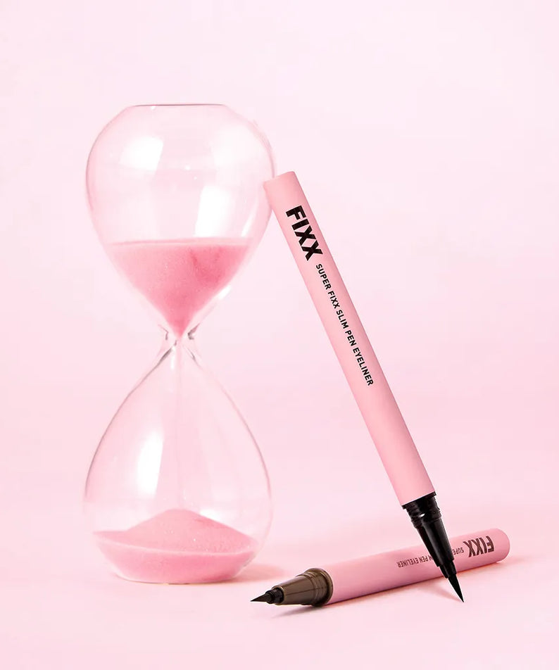 SO NATURAL Super Fix Slim Pen Eyeliner de la marque, stylo eyeliner rose sur fond rose avec sablier (contexte visuel).