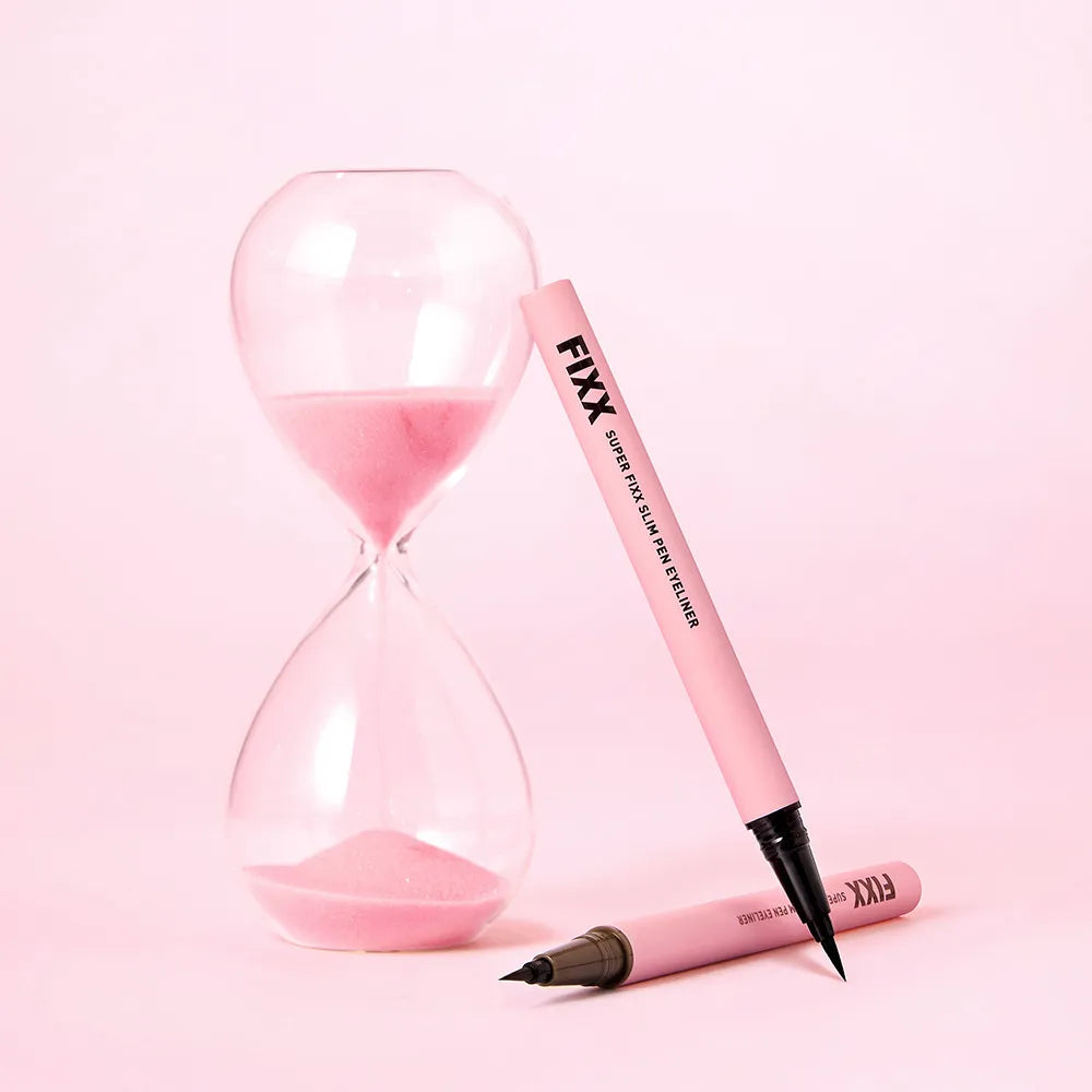 SO NATURAL Super Fix Slim Pen Eyeliner de la marque, stylo eyeliner rose sur fond rose avec sablier (contexte visuel).