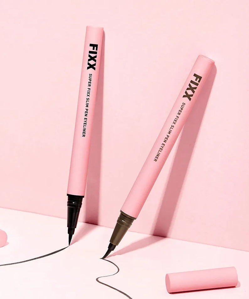 SO NATURAL Super Fix Slim Pen Eyeliner, stylos eyeliner de la marque sur fond rose pastel, vue produit maquillage
