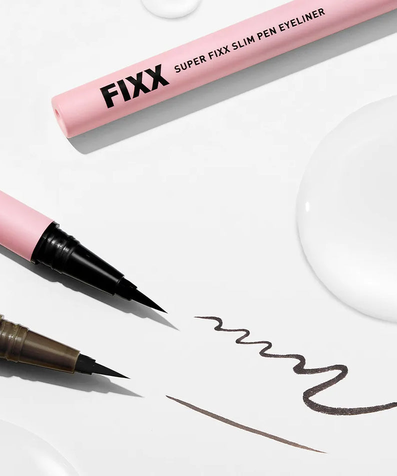 SO NATURAL Super Fix Slim Pen Eyeliner, stylos eyeliner noir sur fond clair avec tracés et crème, vue produit