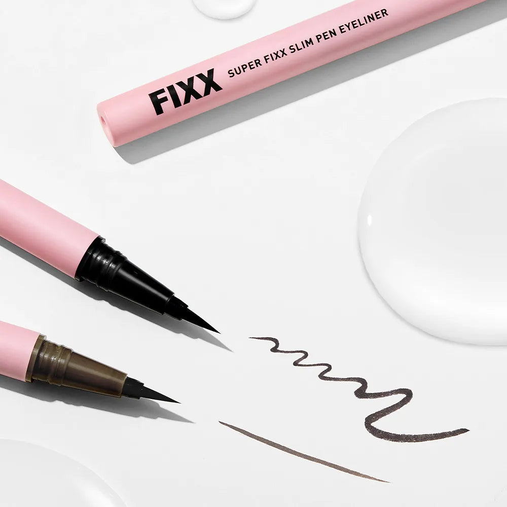 SO NATURAL Super Fix Slim Pen Eyeliner, stylos eyeliner noir sur fond clair avec tracés et crème, vue produit