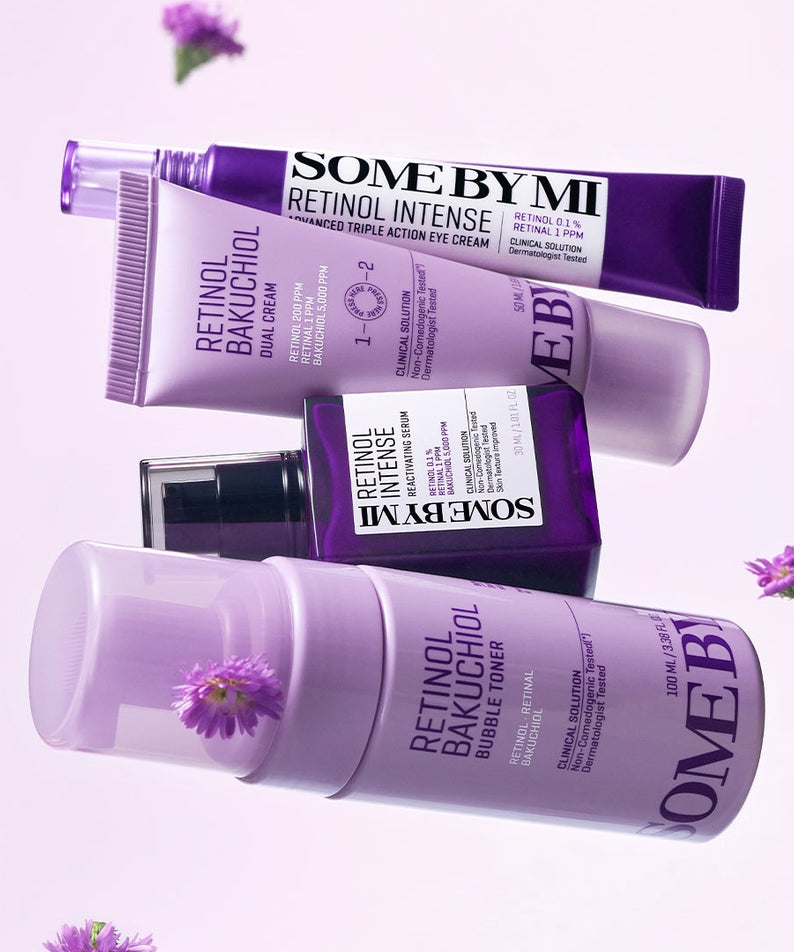 SOME BY MI Retinol Bakuchiol Bubble Toner 100ml de la marque SOME BY MI, flacons violets sur fond clair fleuri