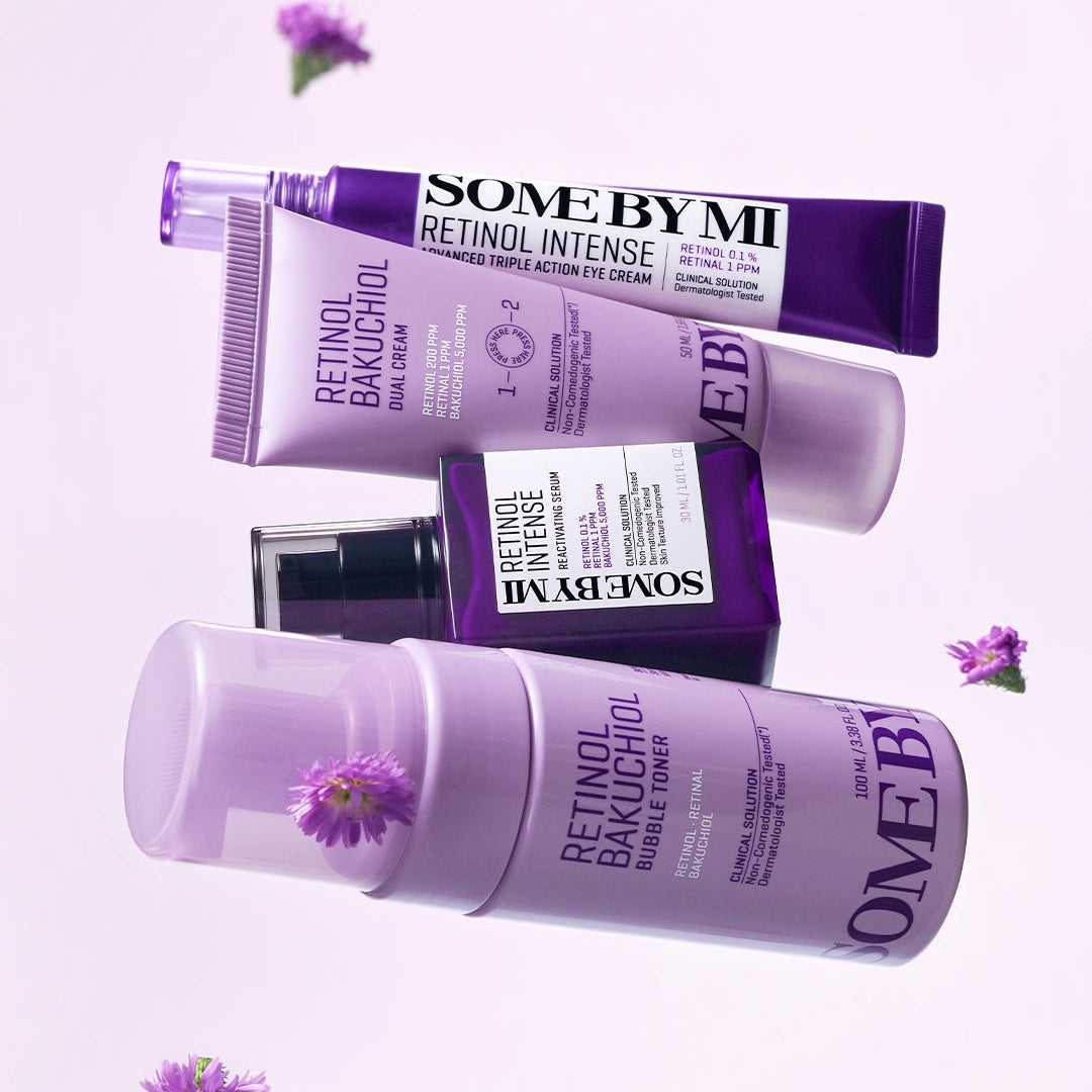 SOME BY MI Retinol Bakuchiol Bubble Toner 100ml de la marque SOME BY MI, flacons violets sur fond clair fleuri