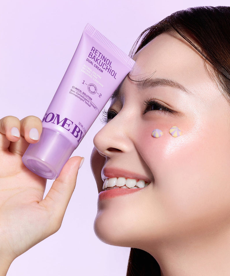 SOME BY MI Retinol Bakuchiol Dual Cream 50ml, marque SOME BY MI, femme visage maquillé, tube crème sur fond violet