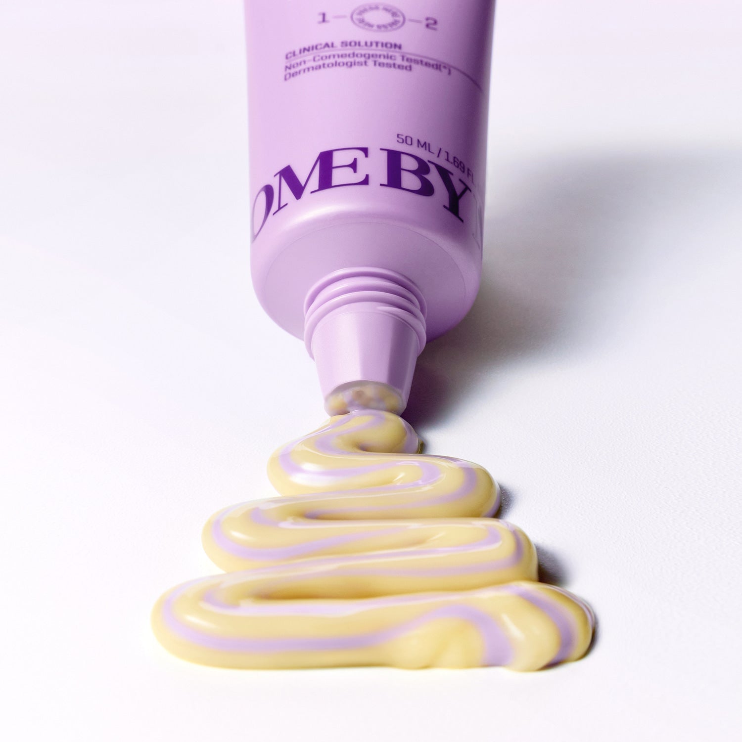 SOME BY MI Retinol Bakuchiol Dual Cream 50ml, flacon violet et texture crème dorée sur fond blanc, contexte visuel beauté
