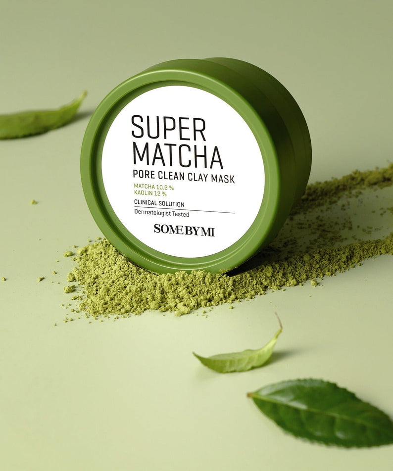 SOME BY MI Super Matcha Pore Clean Clay Mask 100g en pot vert sur fond matcha, masque pour nettoyer les pores, 100 grammes.