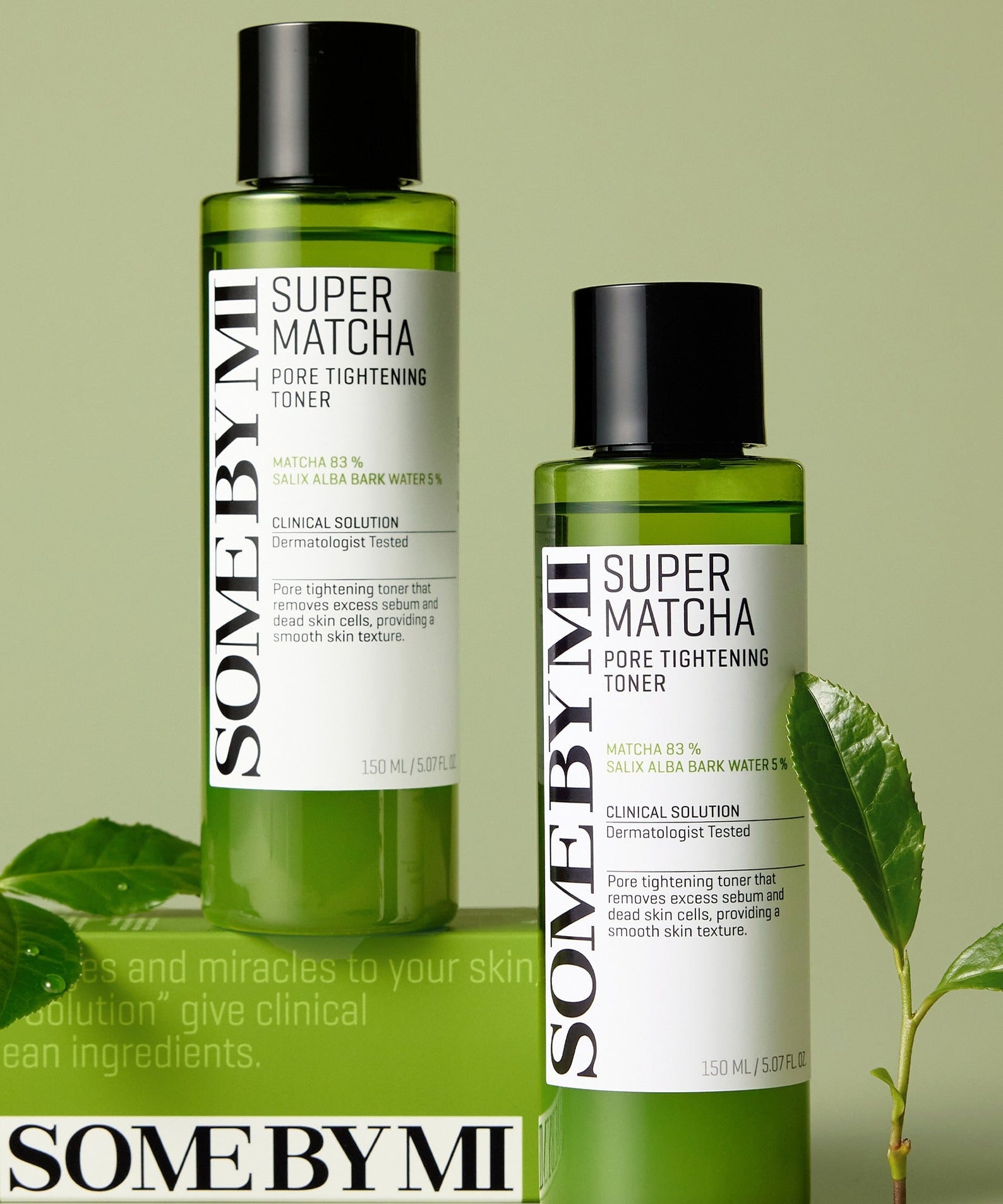 SOME BY MI Super Matcha Pore Tightening Toner 150ml sur fond vert avec feuilles, bouteille double exposée.