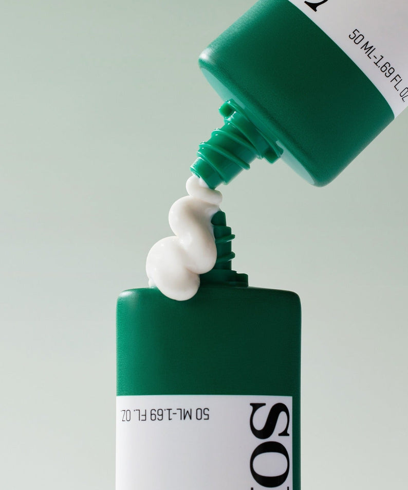 SOME BY MI Truecica Aqua Calming Sun Cream 50ml en cours d'application, texture crémeuse et hydratante en gros plan.