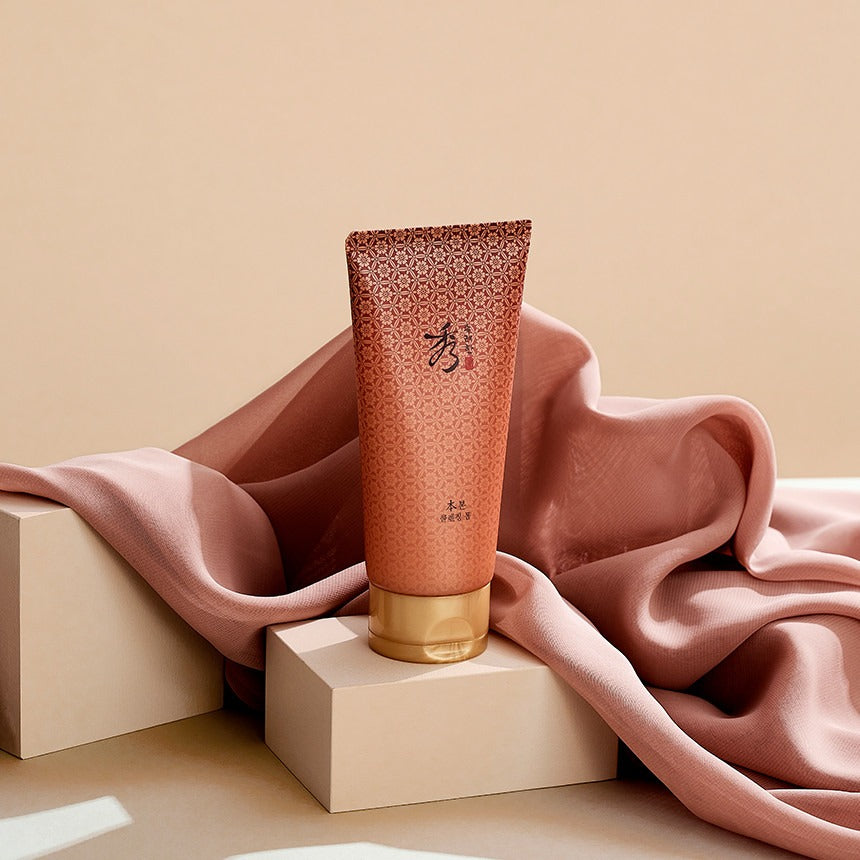 SOORYEHAN Bon Cleansing Foam 160ml : tube sur boîte beige avec voile rose, ambiance beauté minimaliste.