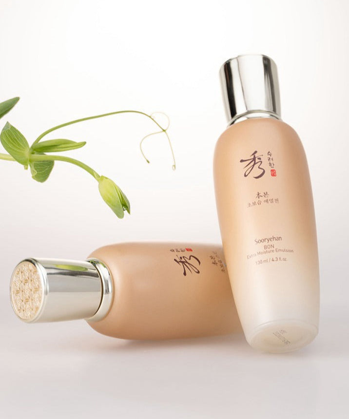 SOORYEHAN Bon Ultra-Moisturizing Emulsion 130ml, flacon crème beige sur fond blanc, feuilles vertes et lumière douce.