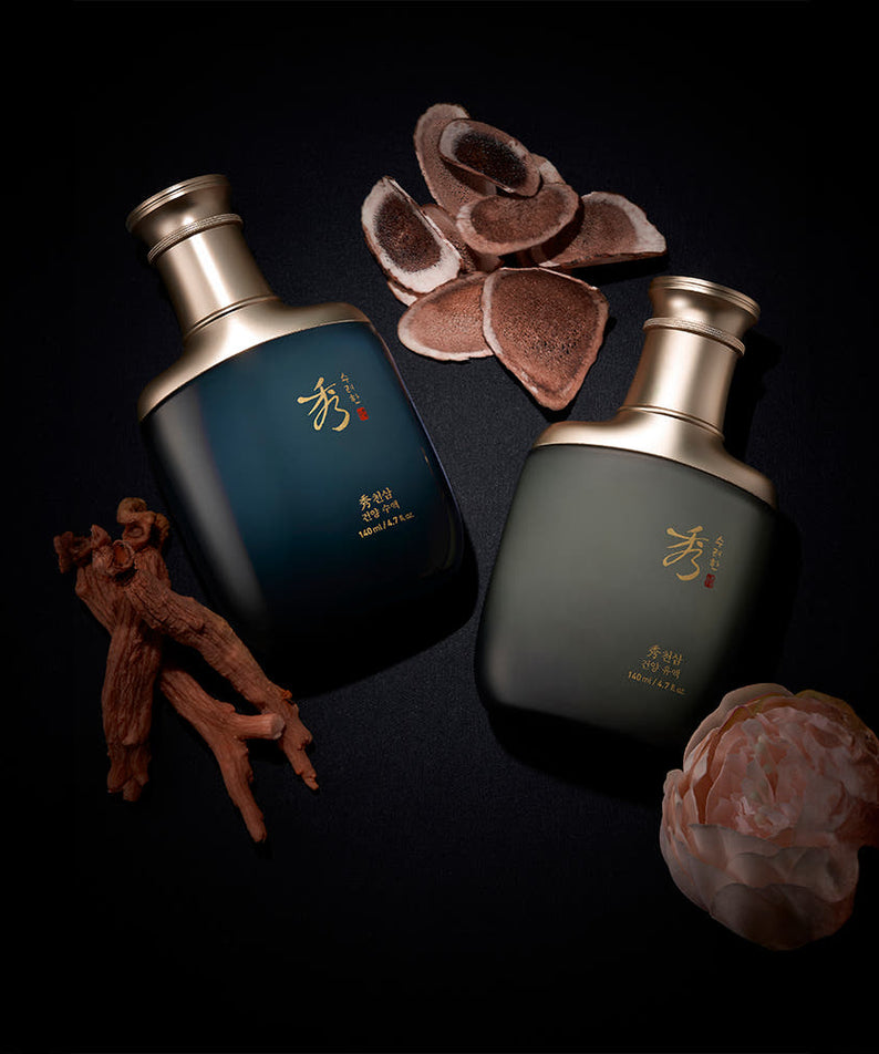 SOORYEHAN Cheonsam Geonyang Sap 140ml de la marque, bouteilles sur fond sombre avec racines, fleurs et accessoires visuels.