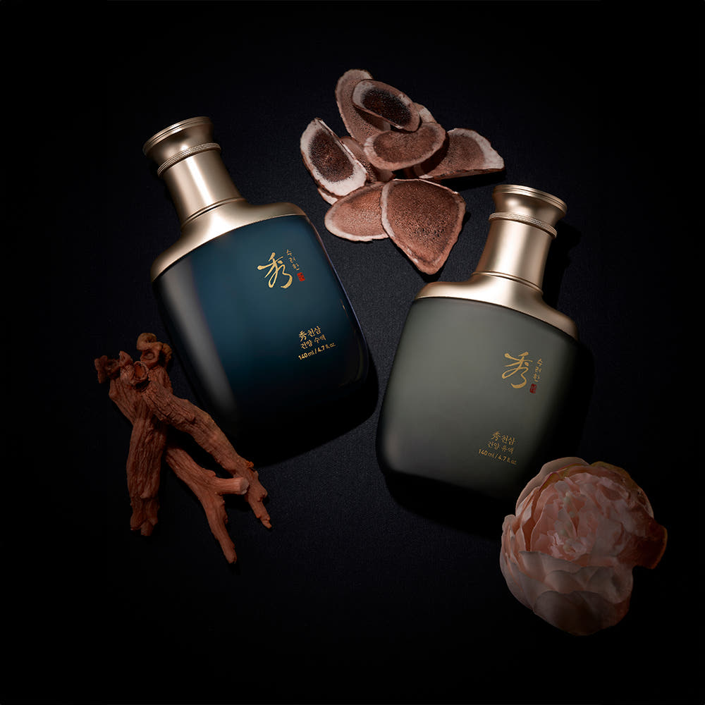 SOORYEHAN Cheonsam Geonyang Sap 140ml de la marque, bouteilles sur fond sombre avec racines, fleurs et accessoires visuels.