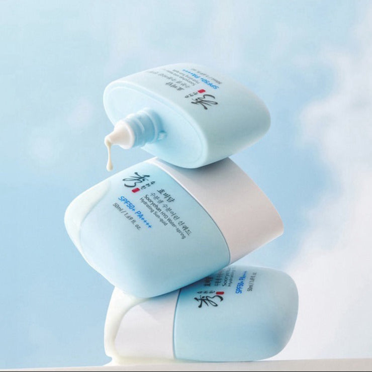 SOORYEHAN HYO Water-Spring Hydrating Sun-quid 50ml de SOORYEHAN, tube bleu sur fond ciel, contexte skincare en goutte.