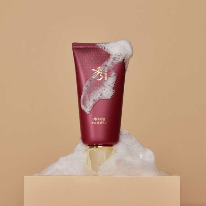 SOORYEHAN Hyobidam Fermented Cleansing Foam 160ml, tube bordeaux, mousse blanche sur fond beige, marque SOORYEHAN