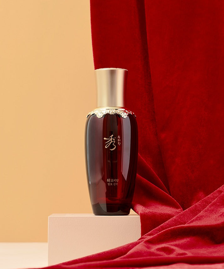 SOORYEHAN Hyobidam Fermented Liquid 45ml, flacon ambré sur podium, tissu rouge en studio (marque SOORYEHAN).