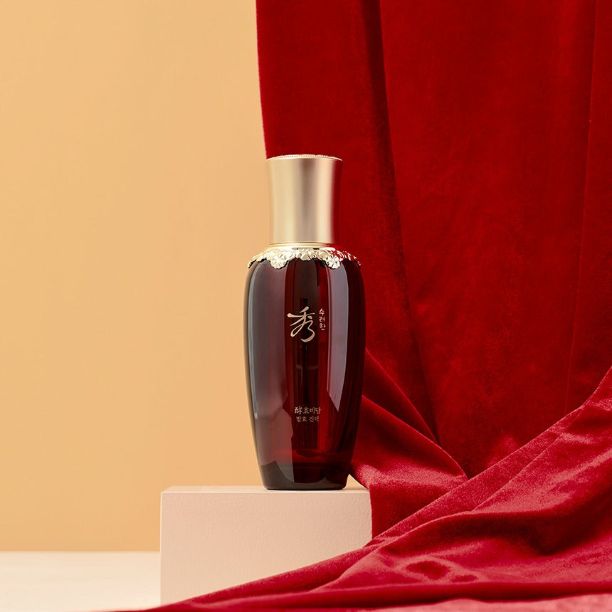 SOORYEHAN Hyobidam Fermented Liquid 45ml, flacon ambré sur podium, tissu rouge en studio (marque SOORYEHAN).