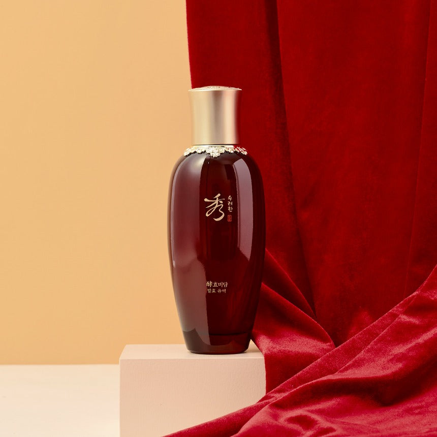 SOORYEHAN Hyobidam Fermented Milk 150ml : bouteille brune sur podium, tissu rouge, style luxe en studio.