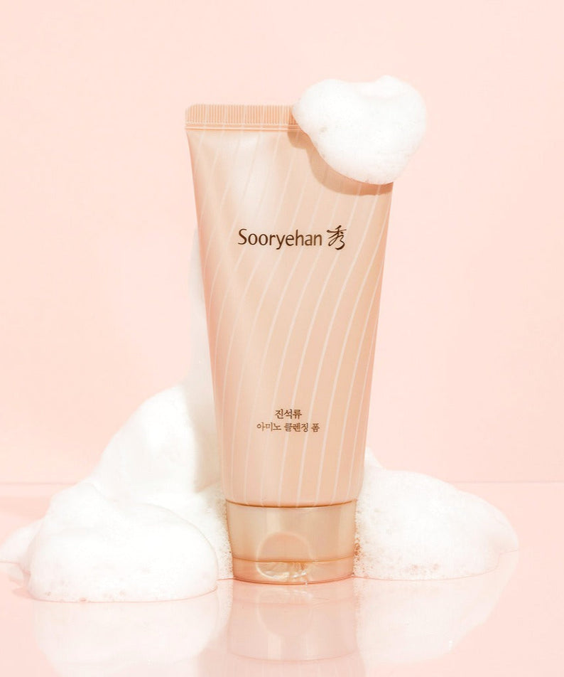 SOORYEHAN Jinseokryu Amino Cleansing Foam 160ml : tube crème avec mousse, style spa sur fond rose, marque Sooryehan.