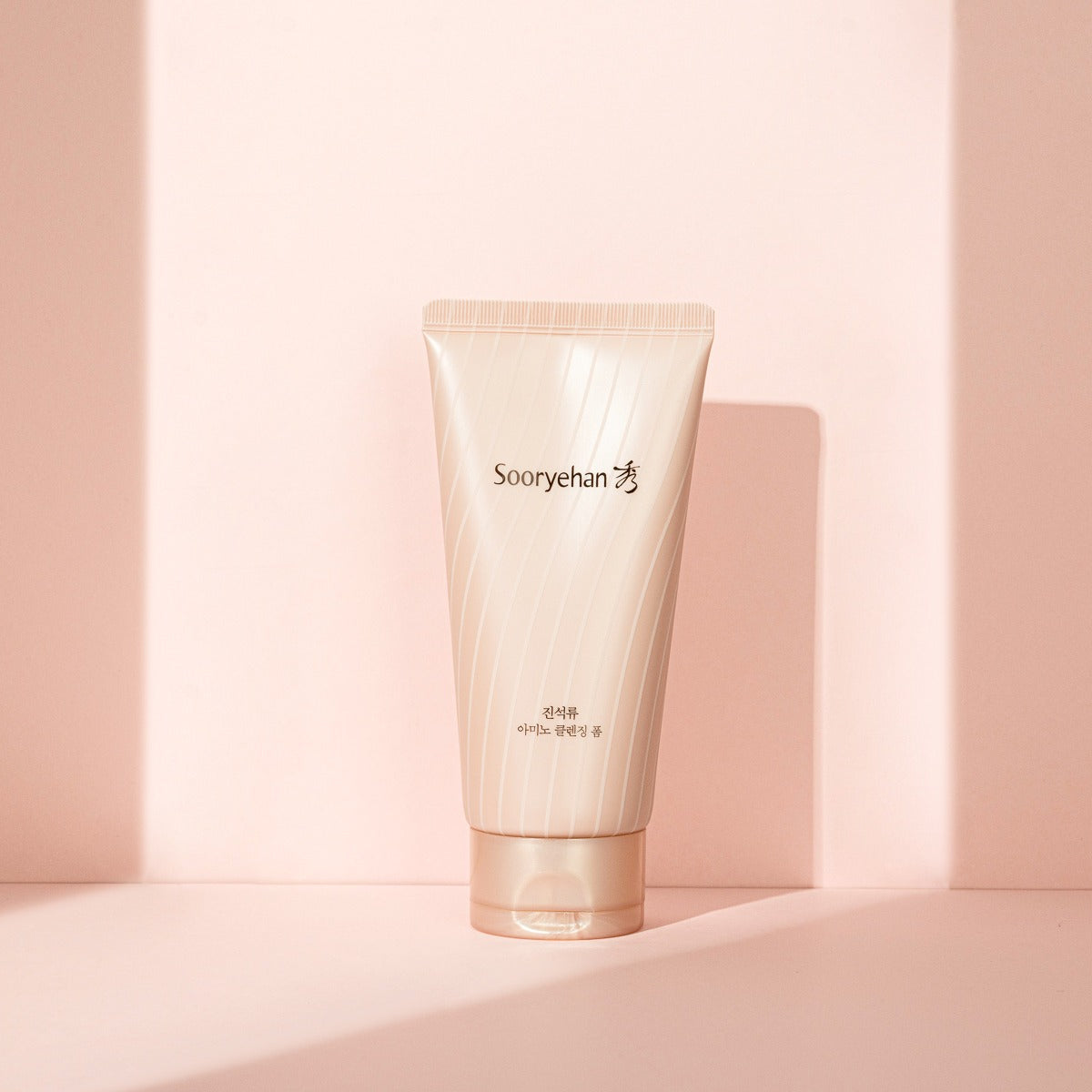 SOORYEHAN Jinseokryu Amino Cleansing Foam 160ml, tube crème Sooryehan sur fond pastel, visuel produit en studio.