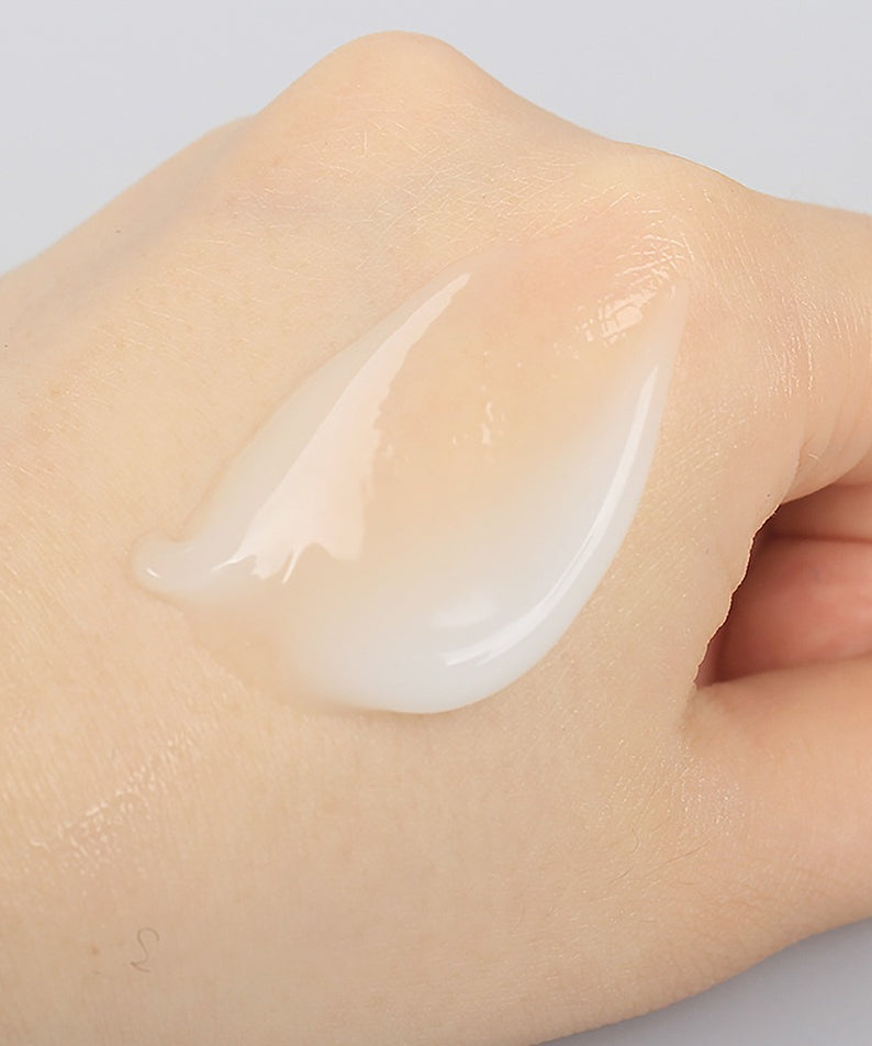 SOORYEHAN Moisture Cream AD 75ml, crème hydratante appliquée sur peau en gros plan, texture lisse et brillante.