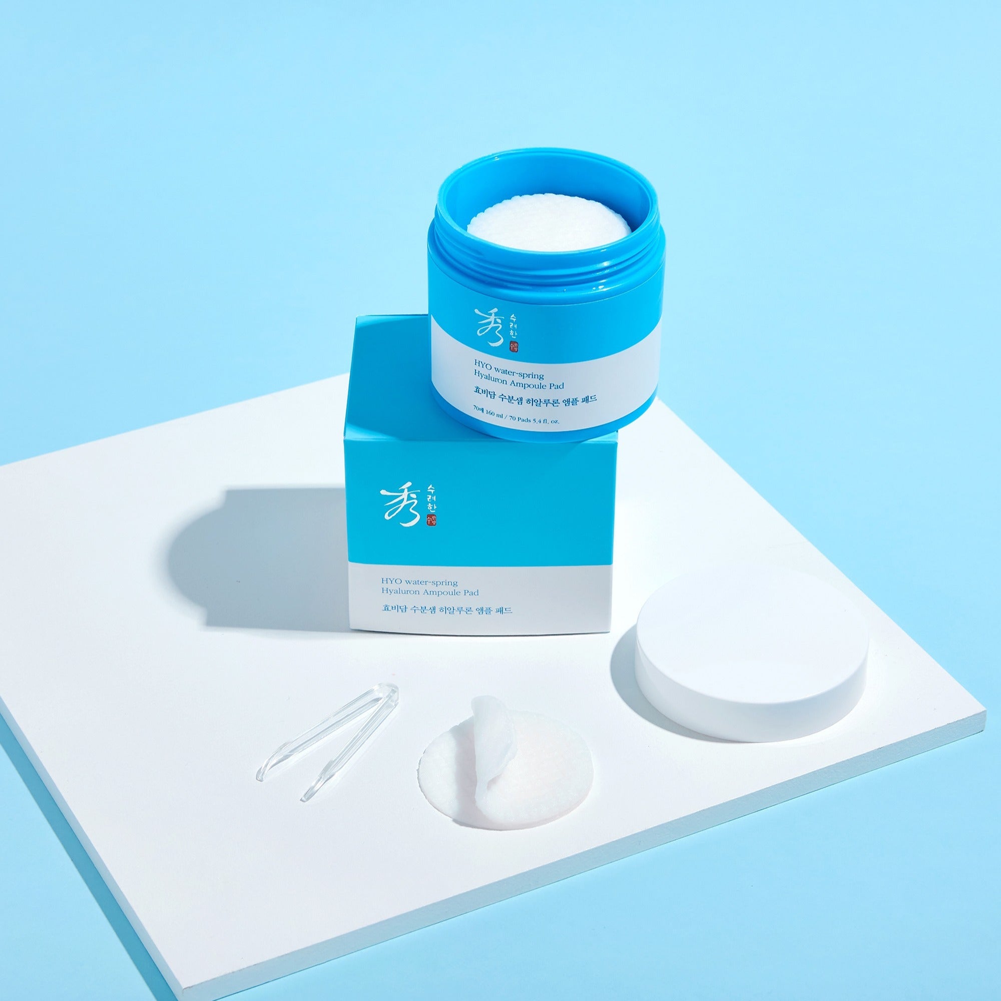 SOORYEHAN Moiture Spring Hyaluronic Ampoule Pads 70 Sheets, marque SOORYEHAN, flacon bleu et coussin blancs sur fond bleu