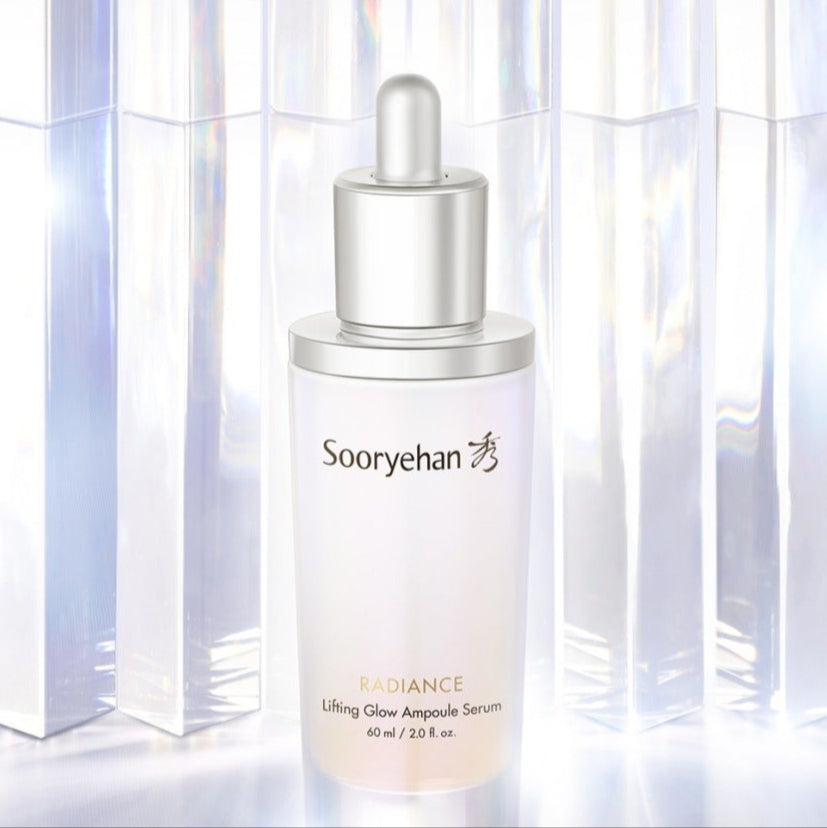 SOORYEHAN Radiance Elasticity Glow Ampoule 60ml, sérum en flacon blanc avec surlignage lumineux sur fond rideaux blancs