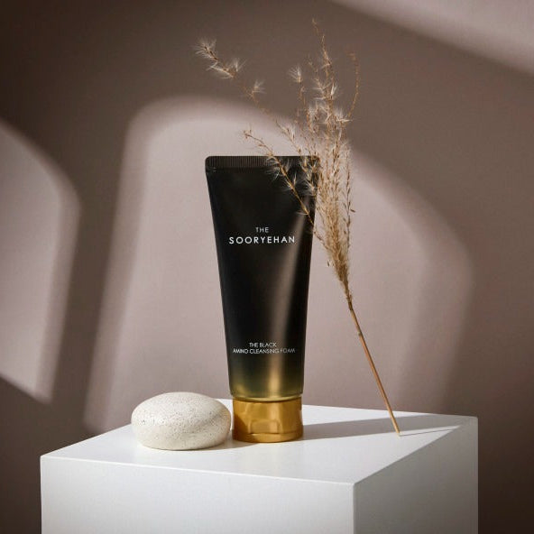 SOORYEHAN The Black Amino Cleansing Foam 150ml de la marque SOORYEHAN, tube noir sur socle blanc, contexte beauté minimaliste