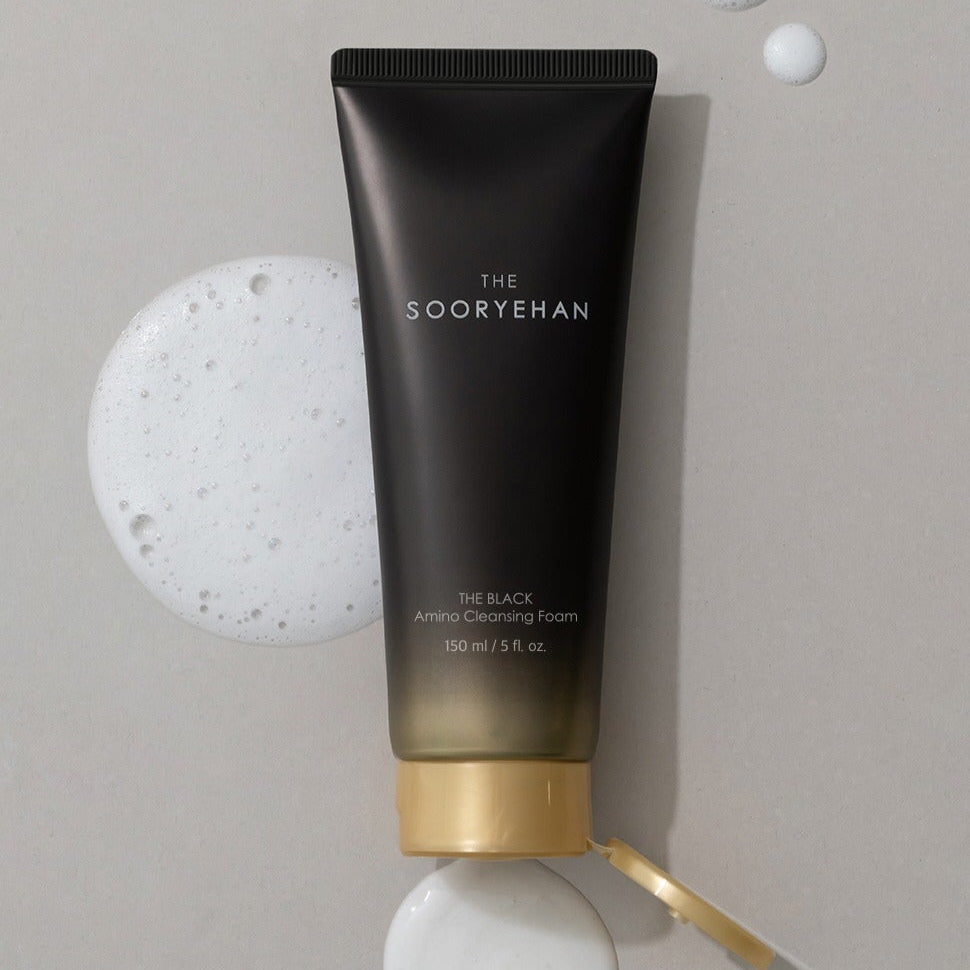 SOORYEHAN The Black Amino Cleansing Foam 150ml, tube noir sur fond clair avec mousse blanche, contexte beauté.
