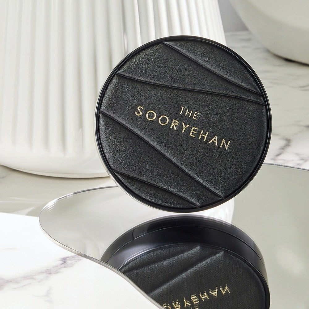 SOORYEHAN The Black Tension Fit Mesh Cushion 13g, coussin mesh noir SOORYEHAN sur marbre, contexte studio lumineux