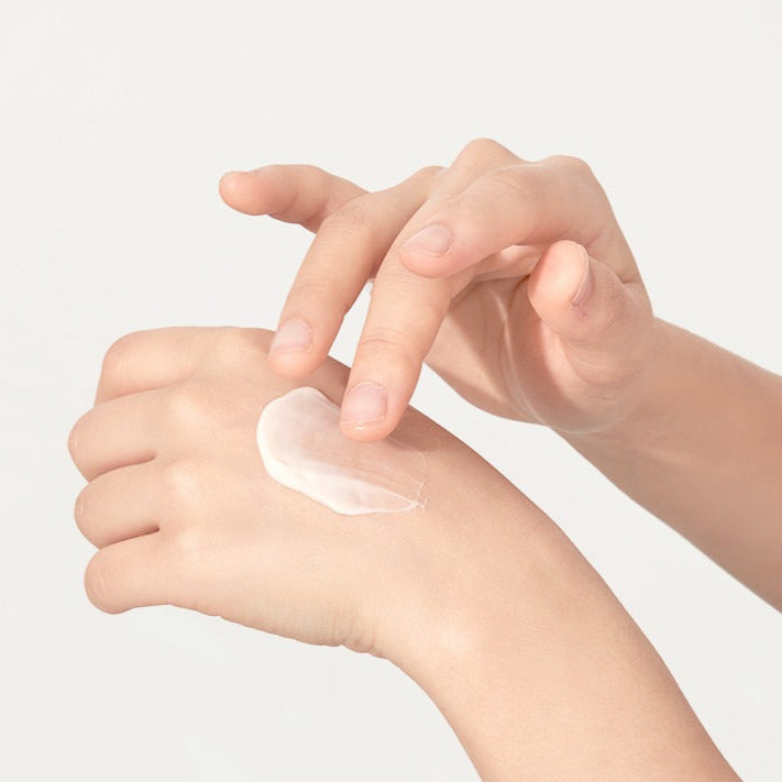SOORYEHAN Ultimate Cream 50ml : crème appliquée sur la main, marque SOORYEHAN, contexte soin beauté sur fond clair.