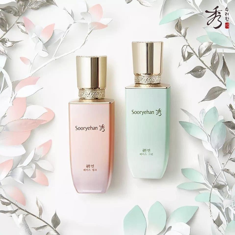 SOORYEHAN Yeon Base 35ml de Sooryehan : flacons cosmétiques sur fond blanc floral, ambiance élégante.