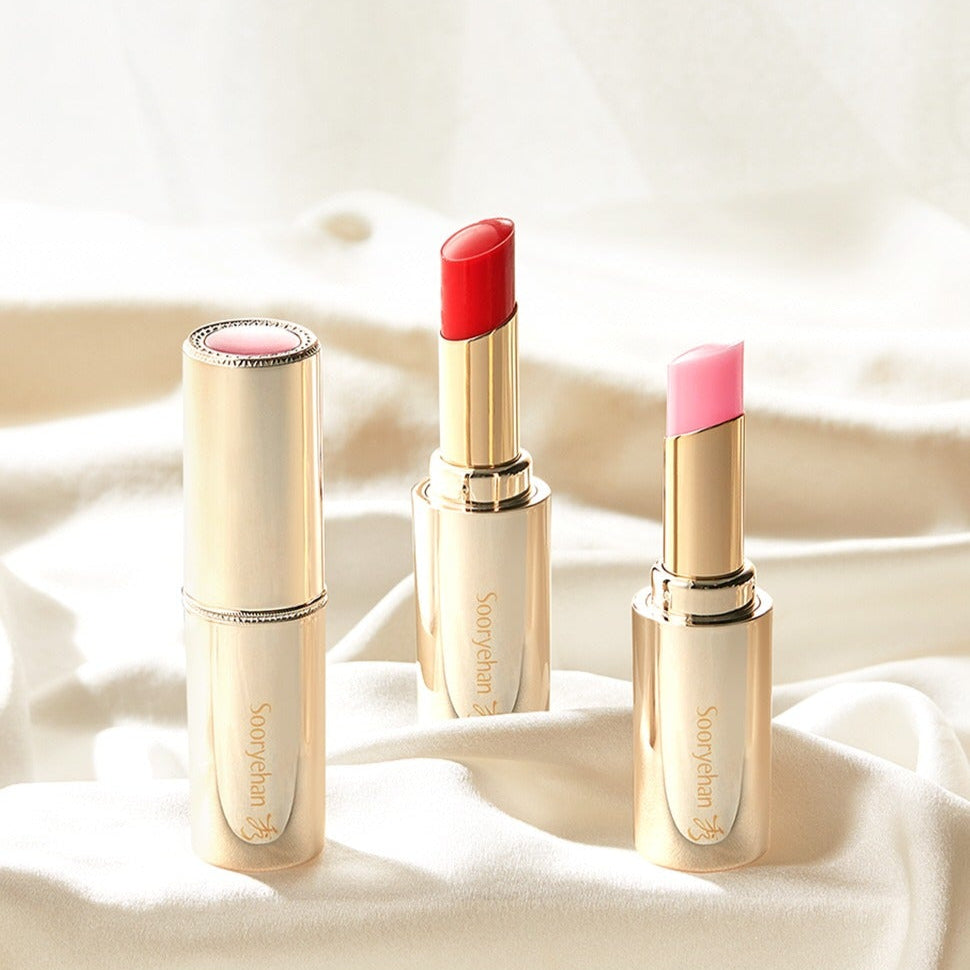 SOORYEHAN Yeon Silk Lip Balm 3.5g de SOORYEHAN, baume à lèvres rouges et roses sur tissu clair, contexte beauté
