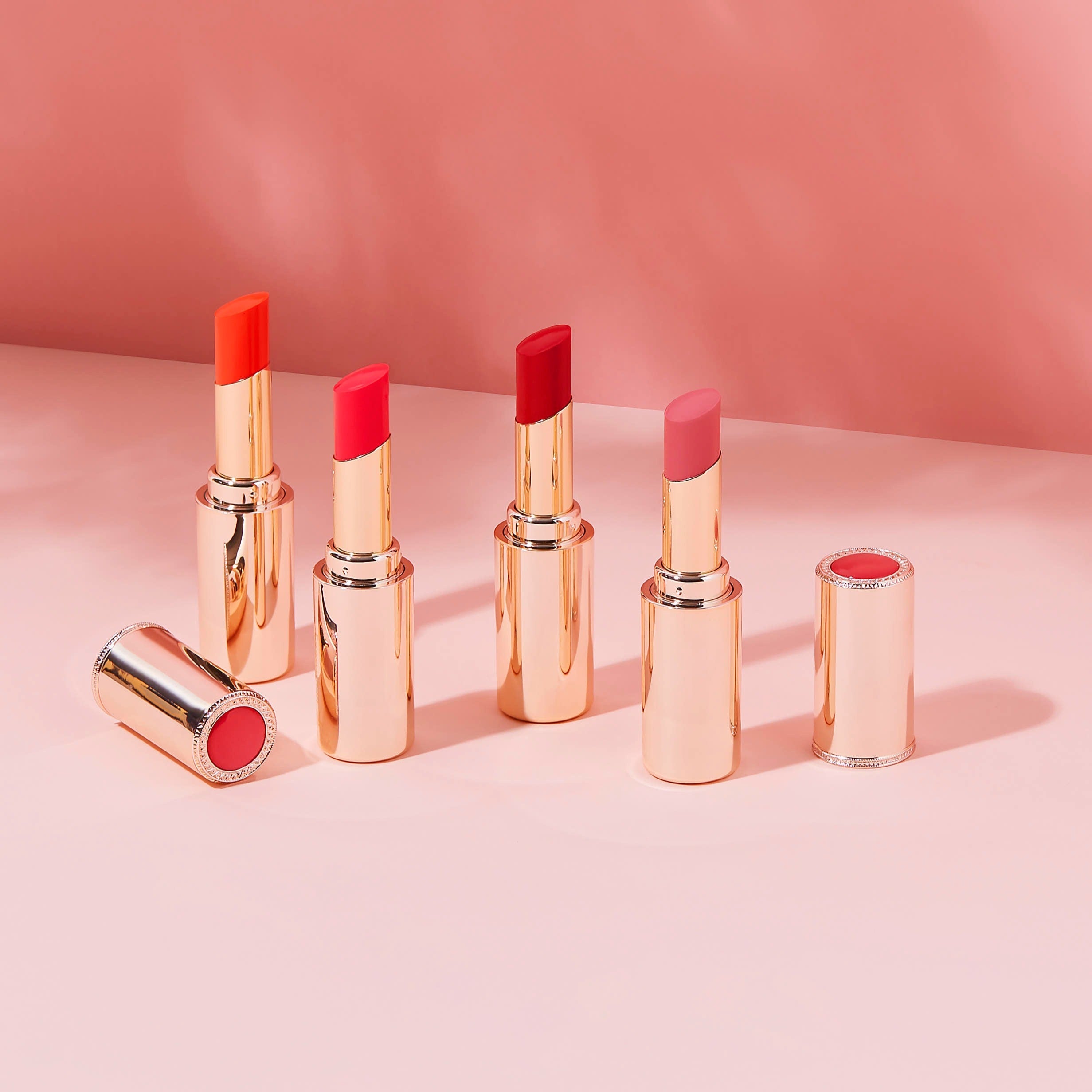 SOORYEHAN Yeon Silk Lip Rough 3.5g, packshots sur fond rose avec tubes de rouge à lèvres, marque SOORYEHAN.