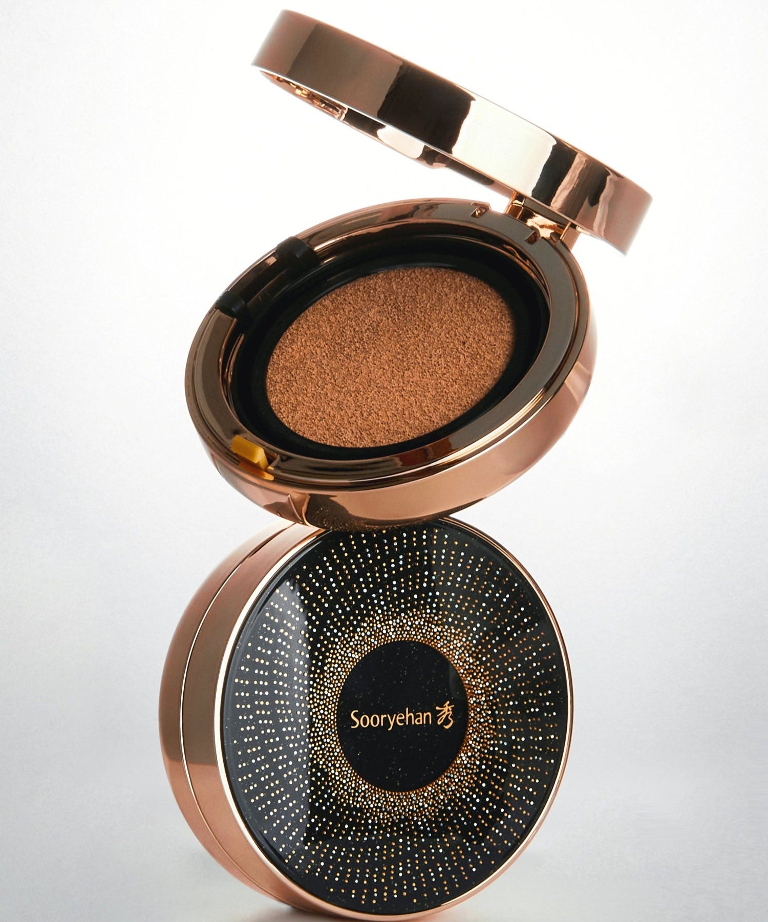 Coussin Sooryehan Beautiful Black Ginseng Project 15g, maquillage élégant en emballage luxueux, beauté naturelle coréenne.