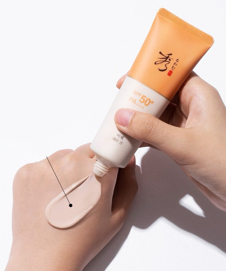 Application de SOORYEHAN Bi-Cheok-Ja-Den Sunscreen 50ml sur la main, protection solaire SPF 50+