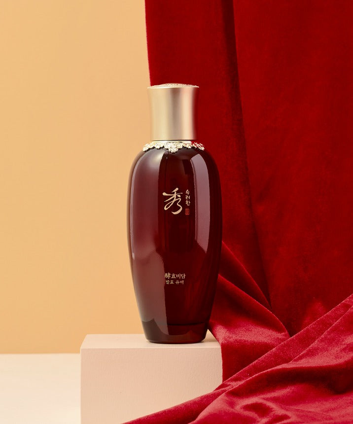 Photographie de SOORYEHAN Hyobidam Fermented Milk 150ml sur fond élégant avec tissu rouge, bouteille raffinée mise en valeur.