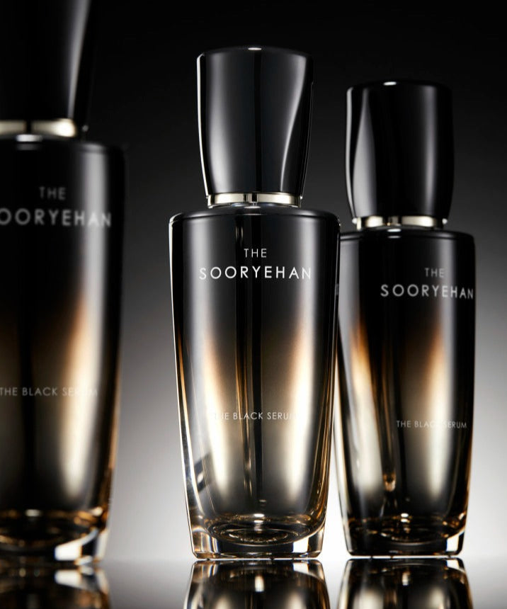 Bouteilles de SOORYEHAN The Black Serum 30ml, produit de soin de beauté coréen haut de gamme, sur fond élégant et sombre.