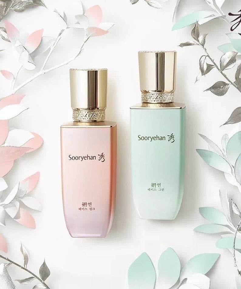 Deux bouteilles de SOORYEHAN Yeon Base 35ml, fond floral élégant, présentation beauté, produit de soin du visage coréen, luxe et nature.